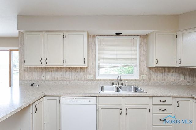 2849 Hartley Street, Oregon, OH 43616