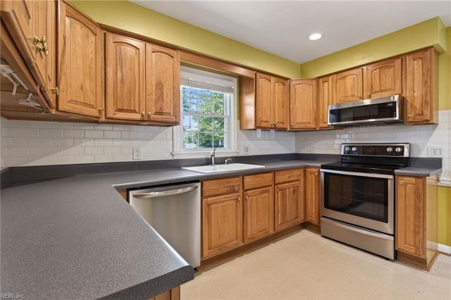 436 Fairfield DR, Chesapeake, VA 23322