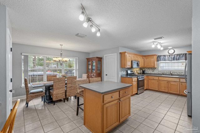 2381 Tumbleweed Dr, Navarre, FL 32566