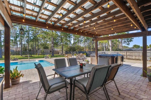 2381 Tumbleweed Dr, Navarre, FL 32566