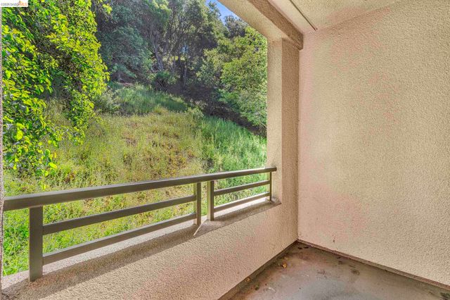 220 Caldecott 207, Oakland, CA 94618
