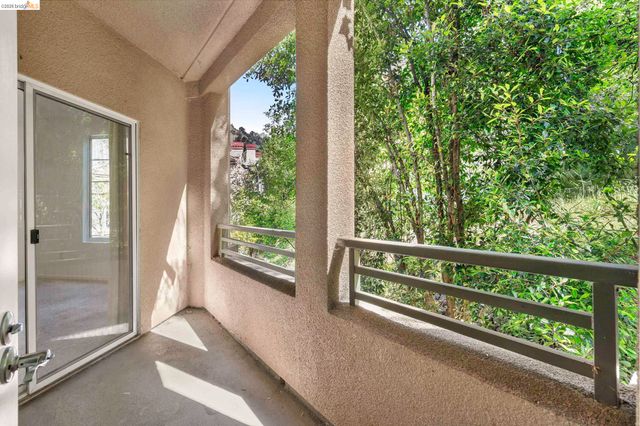 220 Caldecott 207, Oakland, CA 94618