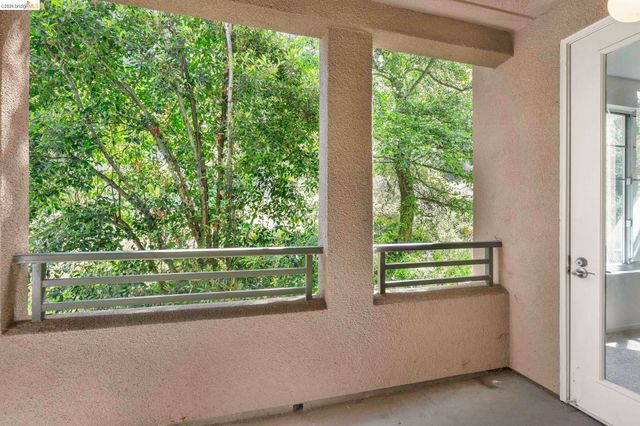 220 Caldecott 207, Oakland, CA 94618