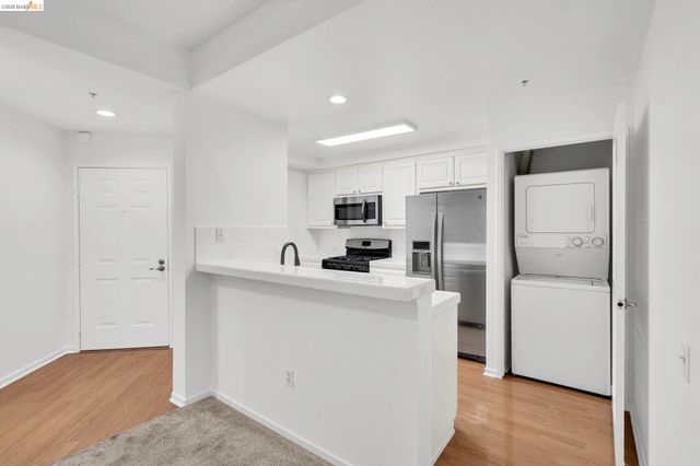 220 Caldecott 207, Oakland, CA 94618