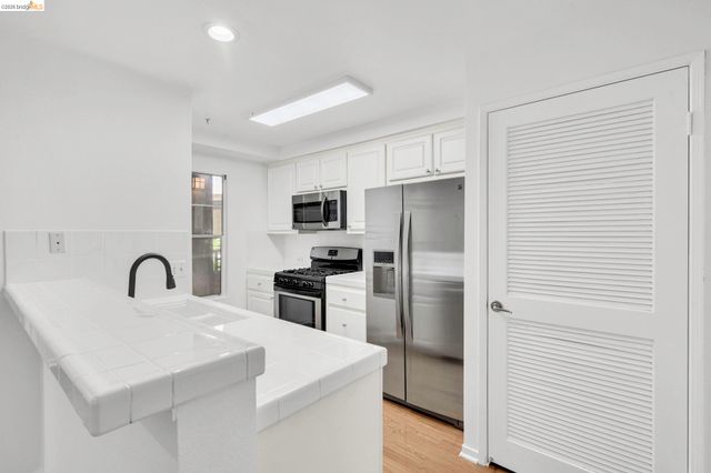 220 Caldecott 207, Oakland, CA 94618