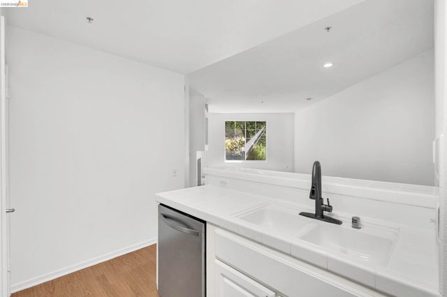 220 Caldecott 207, Oakland, CA 94618