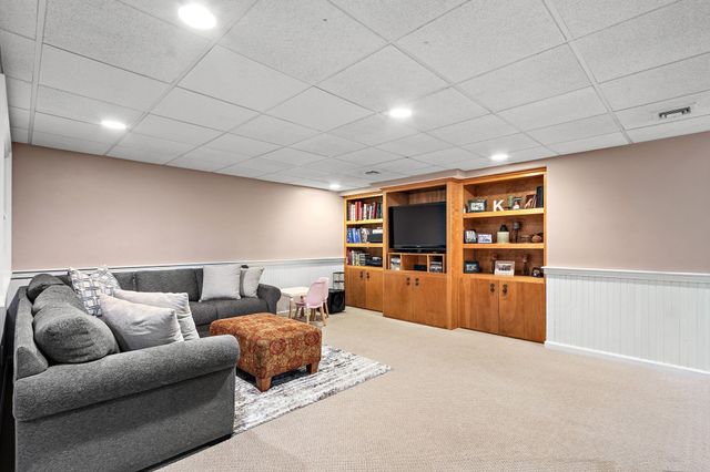 9 Douglas Dr, Mansfield, MA 02048