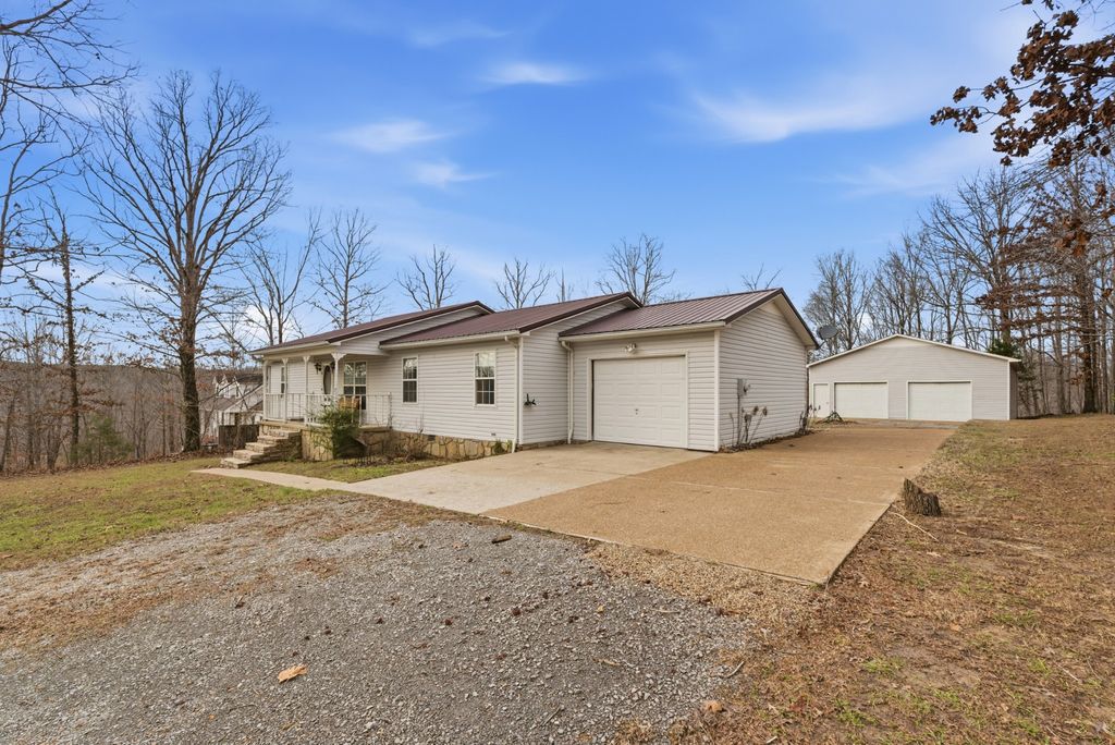 300 Troy Ln, Hohenwald, TN 38462