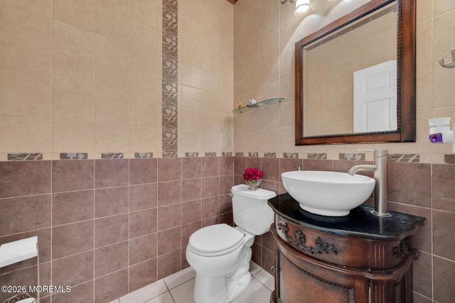 18 Gloria Lane, Monroe, NJ 08831