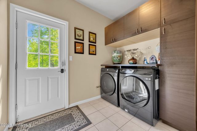 18 Gloria Lane, Monroe, NJ 08831