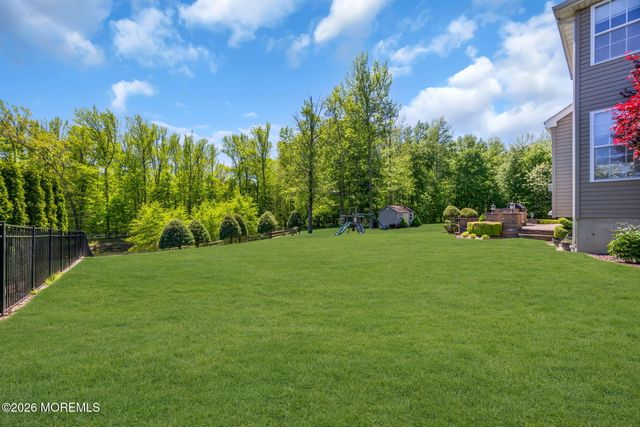 18 Gloria Lane, Monroe, NJ 08831