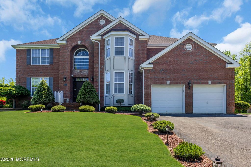 18 Gloria Lane, Monroe, NJ 08831