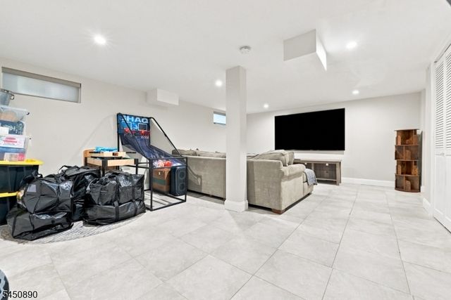 1305 E Henry St, Linden City, NJ 07036