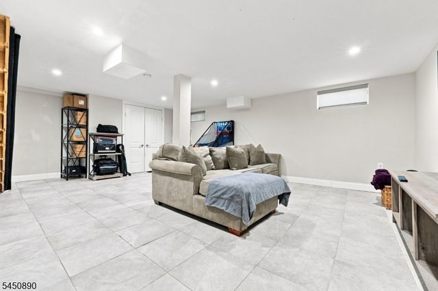 1305 E Henry St, Linden City, NJ 07036