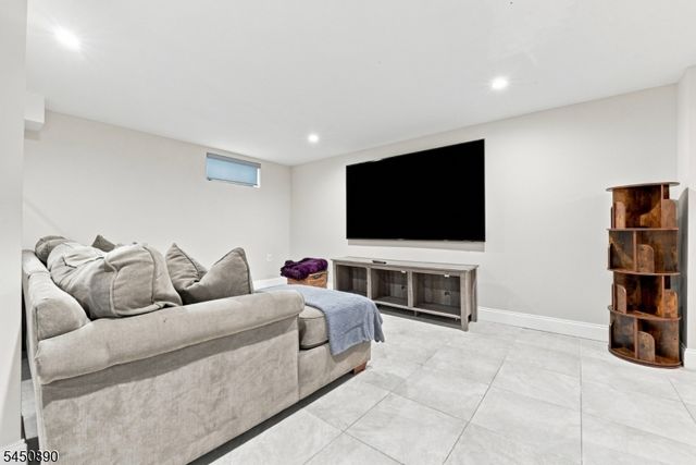 1305 E Henry St, Linden City, NJ 07036