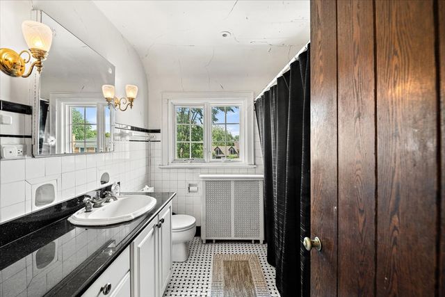 219 E Saint Charles Road, Elmhurst, IL 60126