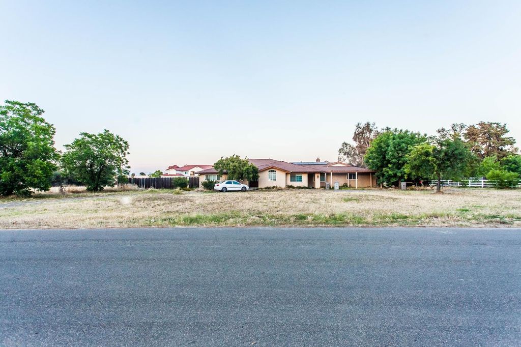 Image 1 of property listing at 7464 Paula Ave., Clovis, CA 93611