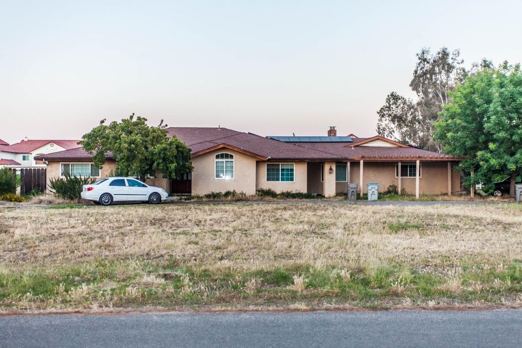Image 2 of property listing at 7464 Paula Ave., Clovis, CA 93611