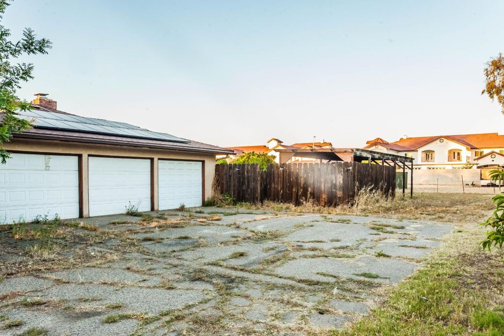 Image 3 of property listing at 7464 Paula Ave., Clovis, CA 93611