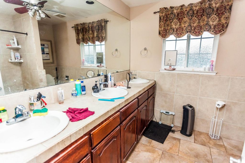 Image 7 of property listing at 7464 Paula Ave., Clovis, CA 93611