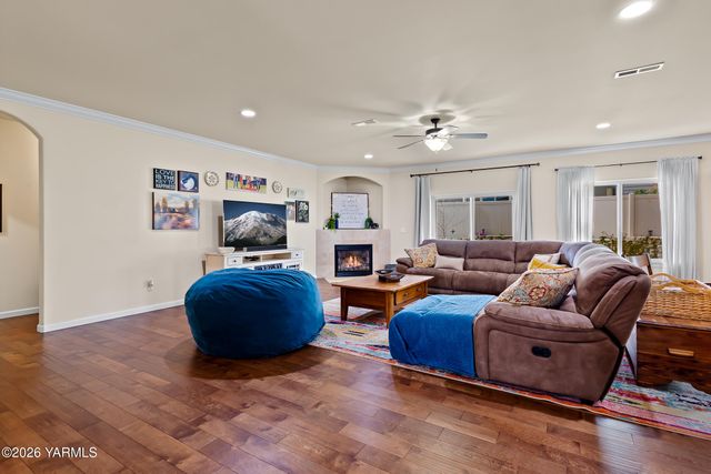 2106 Diamond Way, Yakima, WA 98903