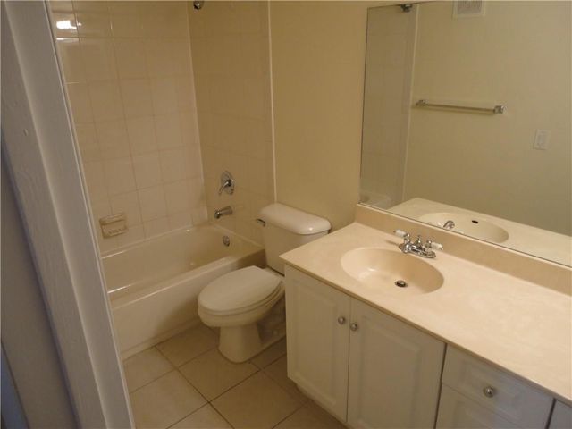 711 N Pine Island Road 206, Plantation, FL 33324