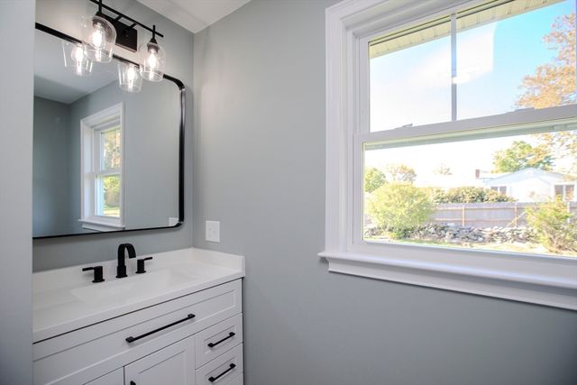 205 Eastview Ave, Somerset, MA 02726