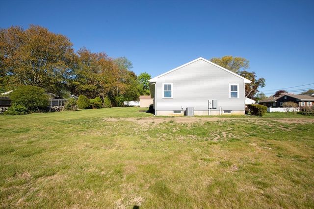 205 Eastview Ave, Somerset, MA 02726