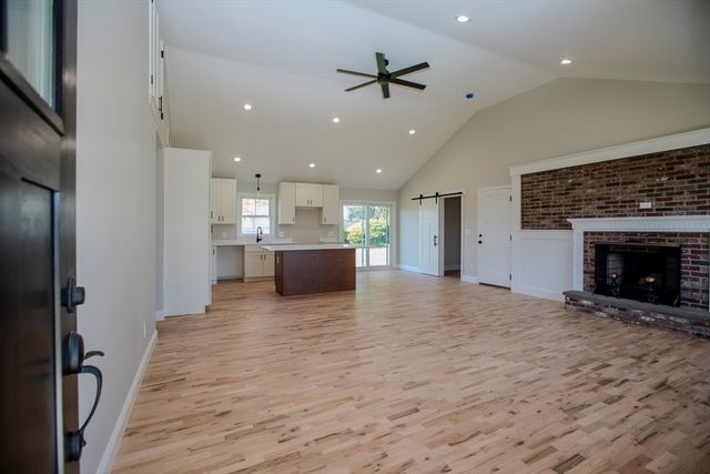 205 Eastview Ave, Somerset, MA 02726