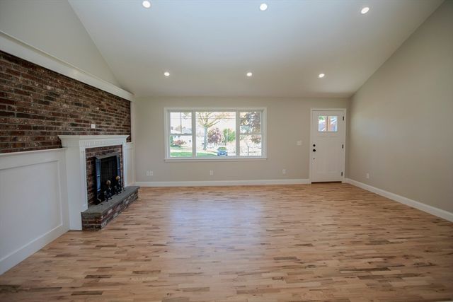 205 Eastview Ave, Somerset, MA 02726
