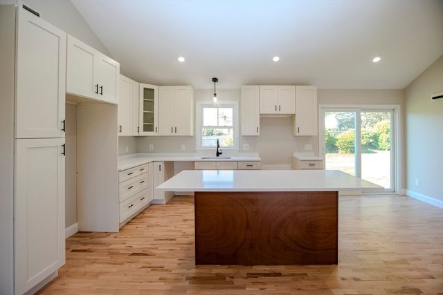 205 Eastview Ave, Somerset, MA 02726