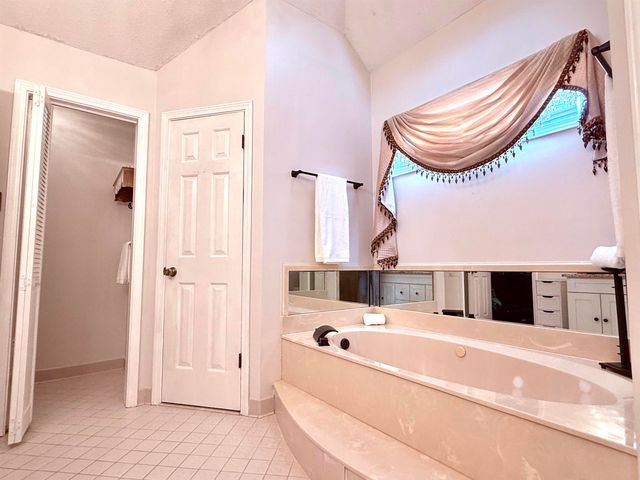 825 N WALNUT BEND RD, Memphis, TN 38018