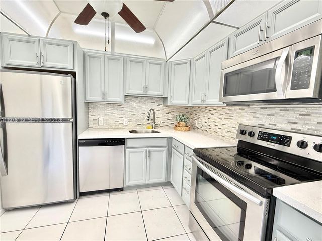 3301 N Country Club Drive 106, Aventura, FL 33180