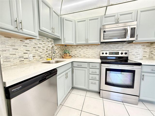 3301 N Country Club Drive 106, Aventura, FL 33180