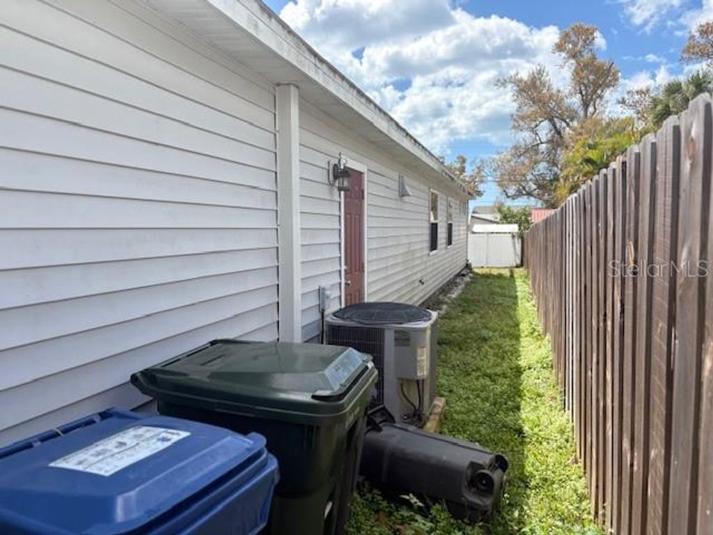 Image 34 of property listing at 2210 WOODMERE ROAD, Venice, FL 34293