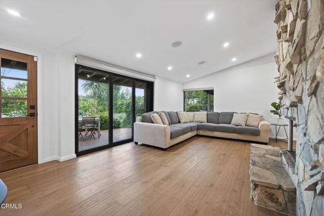 22261 Ybarra Road, Woodland Hills (los Angeles), CA 91364