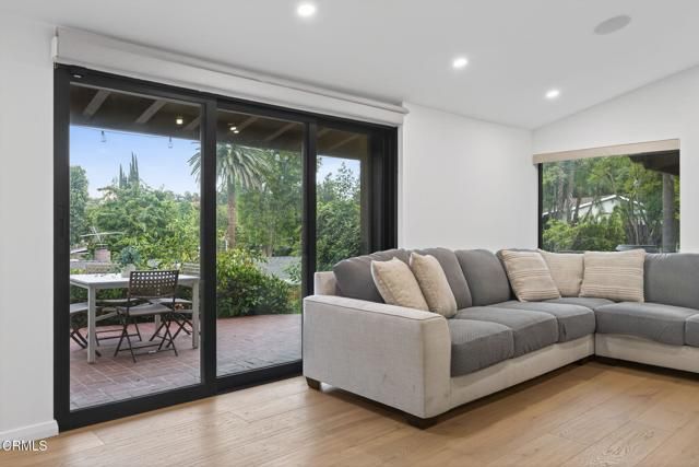 22261 Ybarra Road, Woodland Hills (los Angeles), CA 91364