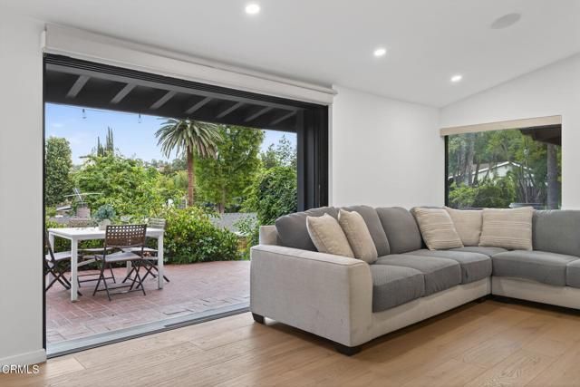 22261 Ybarra Road, Woodland Hills (los Angeles), CA 91364