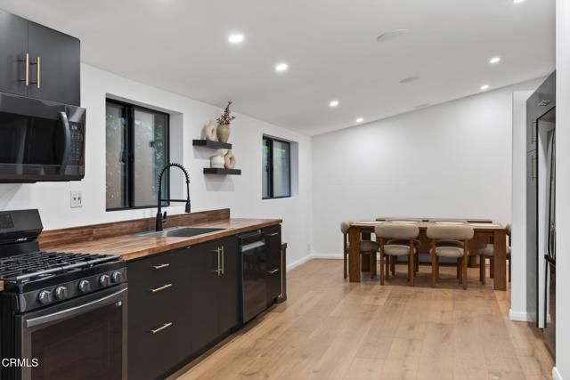 22261 Ybarra Road, Woodland Hills (los Angeles), CA 91364