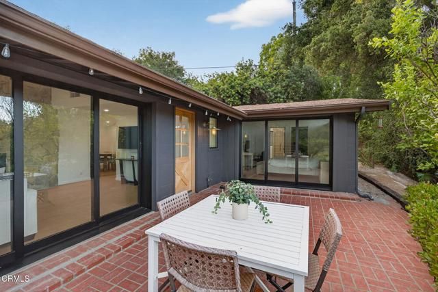 22261 Ybarra Road, Woodland Hills (los Angeles), CA 91364