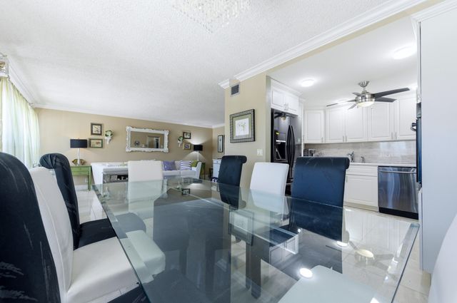213 Wellington E, West Palm Beach, FL 33417
