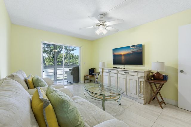 213 Wellington E, West Palm Beach, FL 33417
