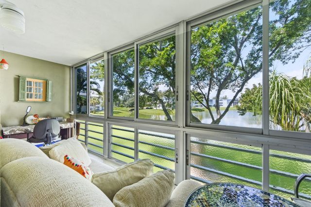 213 Wellington E, West Palm Beach, FL 33417
