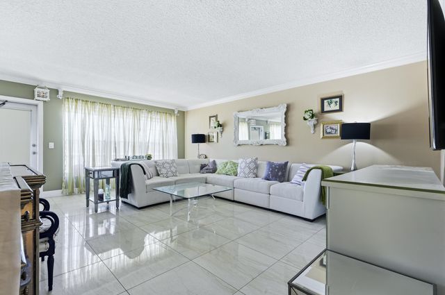 213 Wellington E, West Palm Beach, FL 33417