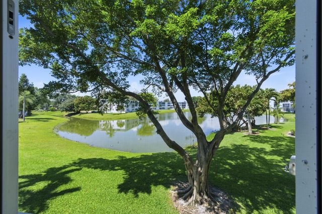213 Wellington E, West Palm Beach, FL 33417