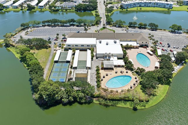 213 Wellington E, West Palm Beach, FL 33417