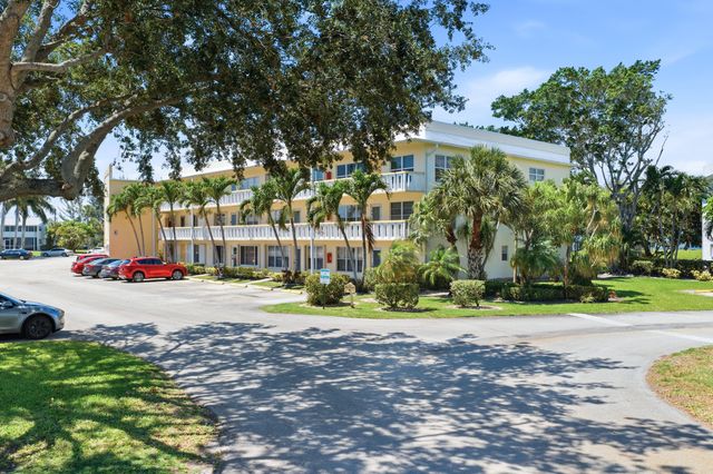 213 Wellington E, West Palm Beach, FL 33417