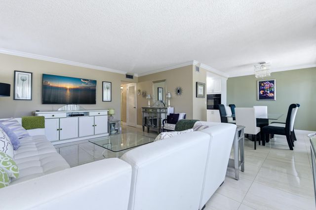 213 Wellington E, West Palm Beach, FL 33417