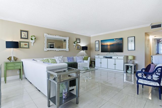 213 Wellington E, West Palm Beach, FL 33417