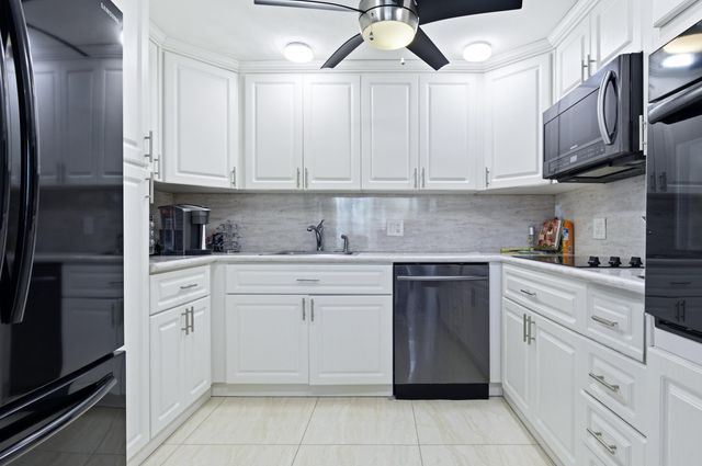 213 Wellington E, West Palm Beach, FL 33417
